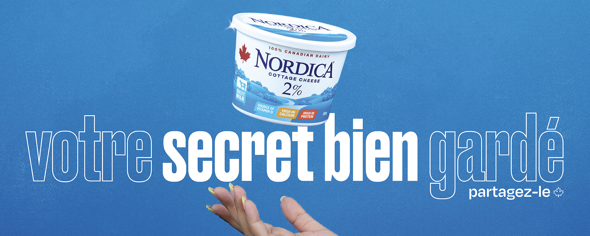 Jetant à la main du fromage cottage Nordica 2 % dans l'air avec le slogan <<Votre secret bien gardé, partagez-le>>