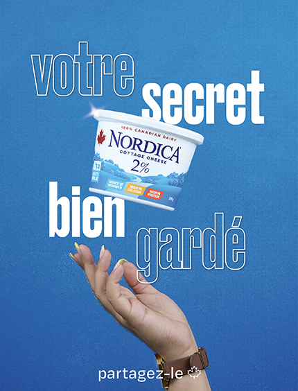 Jetant à la main du fromage cottage Nordica 2 % dans l'air avec le slogan <<Votre secret bien gardé, partagez-le>>