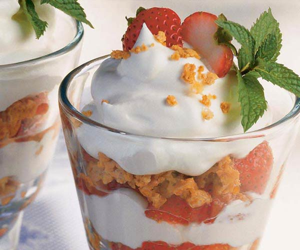 Photo of - Parfaits aux fraises en trois étapes