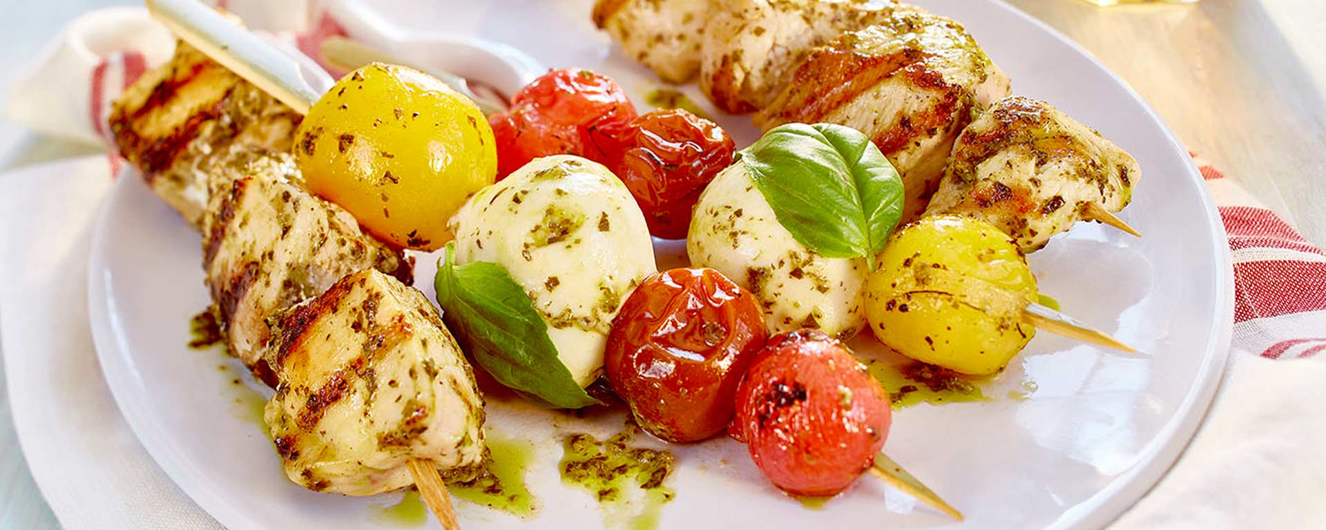 Photo of - Brochettes grillées caprese au poulet