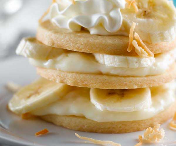 Photo of - Tours de biscuits sablés, bananes et noix de coco