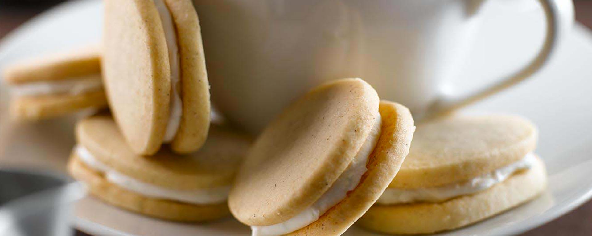 Photo for - Biscuits sandwichs à la cardamome et à la lime servis avec thé chai et îles flottantes