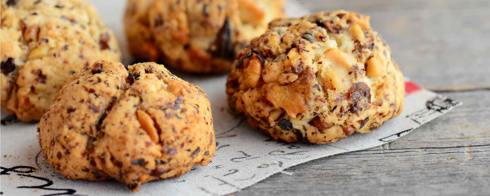 Photo for - Biscuits sablés aux noix de Grenoble et cheddar