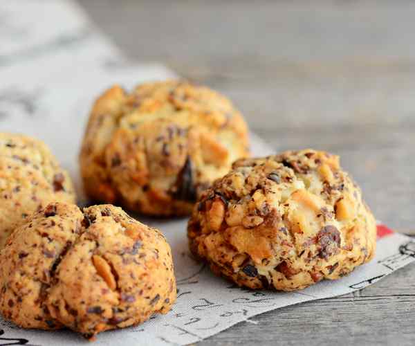 Photo of - Biscuits sablés aux noix de Grenoble et cheddar