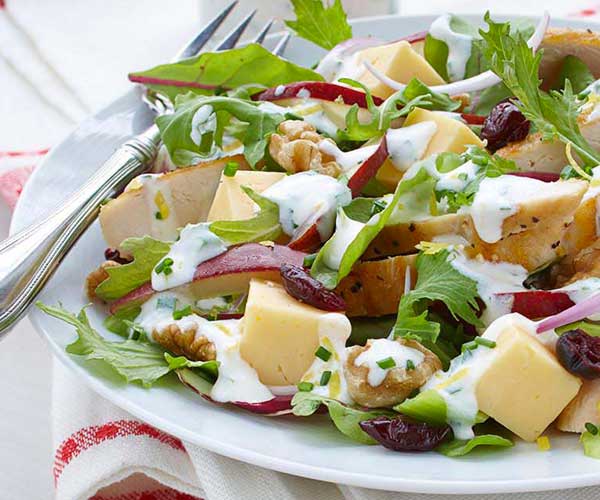 Photo of - Salade Cobb de poulet et de poires avec sauce crémeuse aux fines herbes