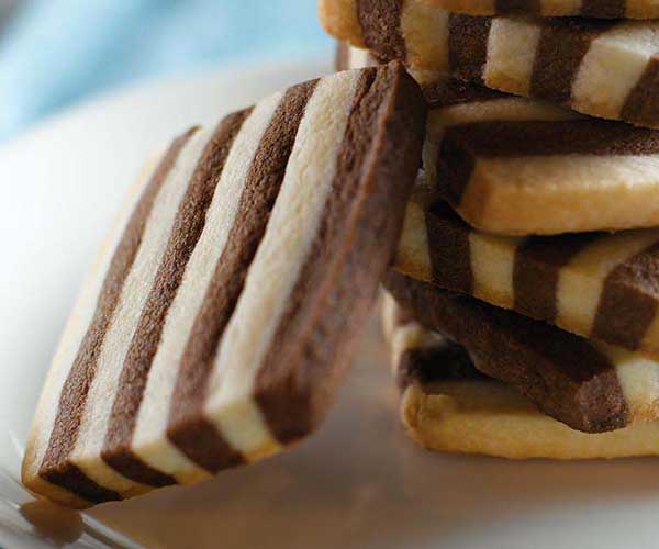 Photo of - Biscuits sablés rayés à la menthe et au chocolat