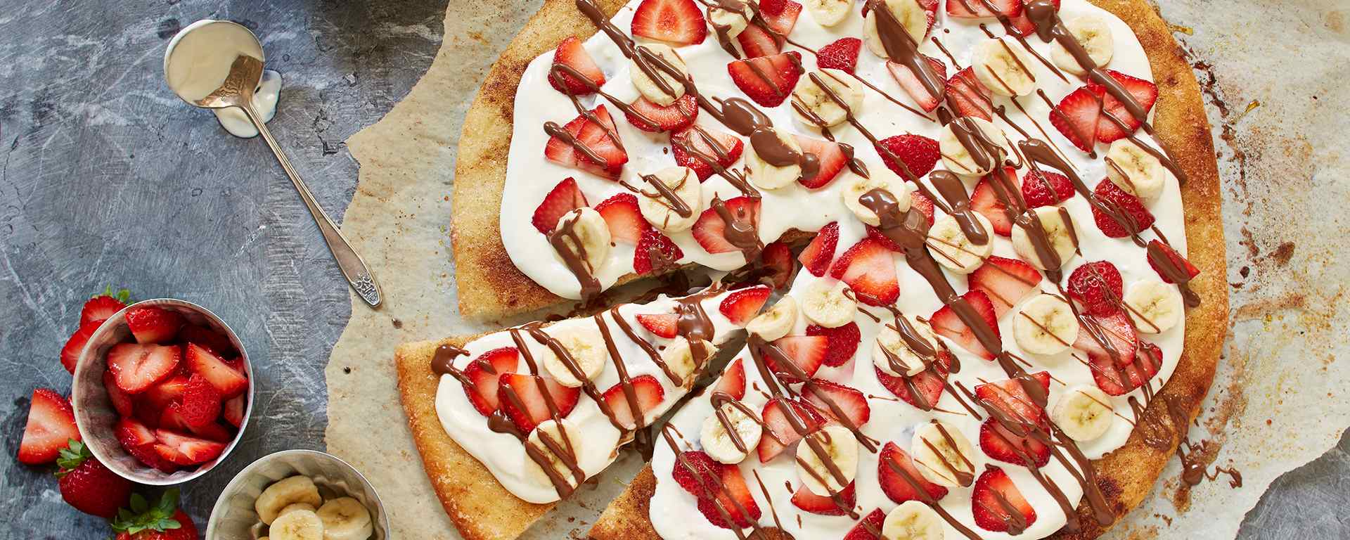 Photo for - Pizza chocolat-noisette avec fraises et bananes