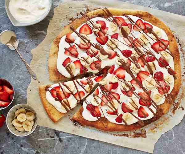 Photo of - Pizza chocolat-noisette avec fraises et bananes