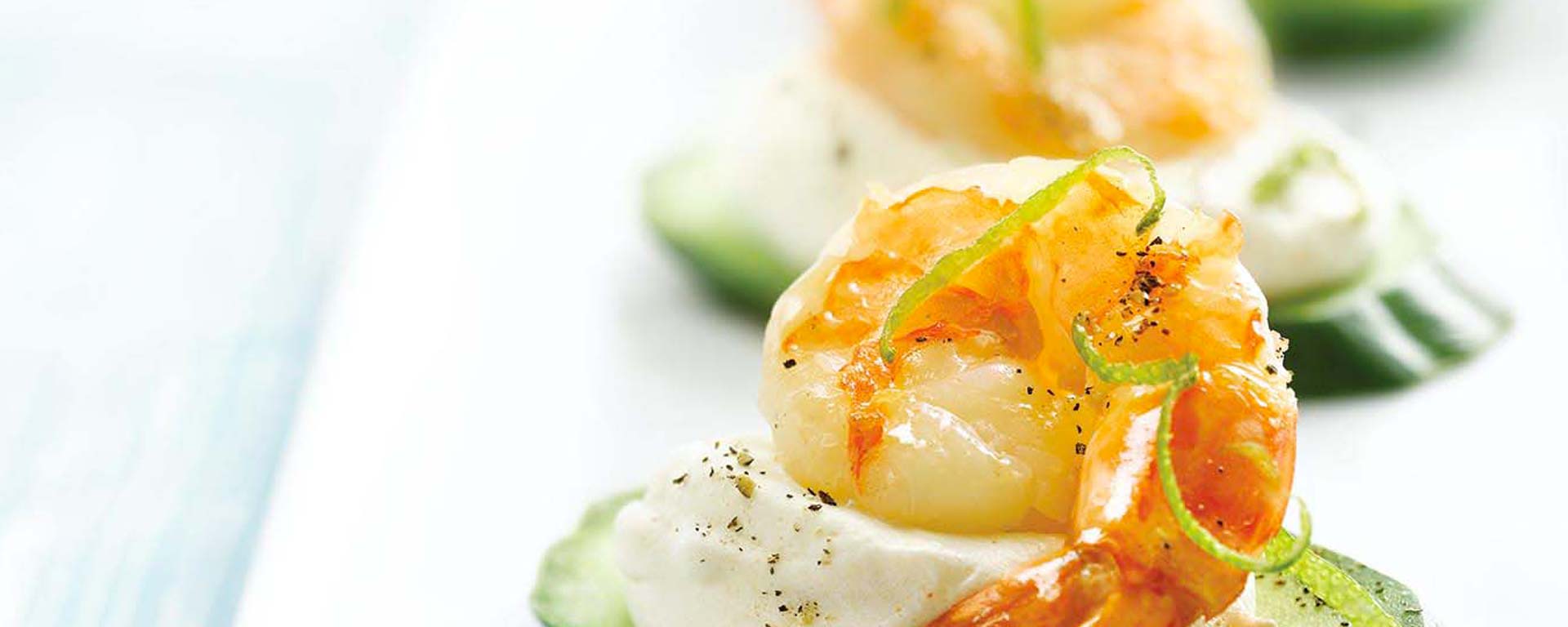 Photo for - Canapés aux crevettes géantes avec crème au chili et à la limette