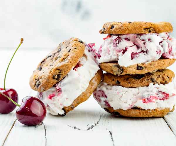 Photo of - Petits sandwiches à la crème glacée à la pâte sablée, aux cerises et au chocolat