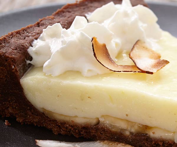 Photo of - Tarte à la crème suprême au chocolat, à la noix de coco et aux bananes