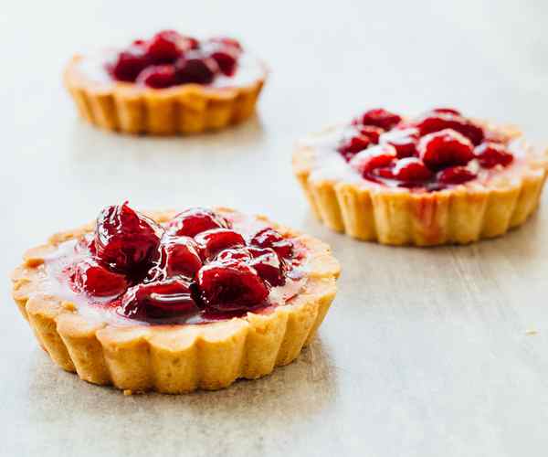 Photo of - Tarte à la crème pâtissière vanille aux pommes et aux canneberges