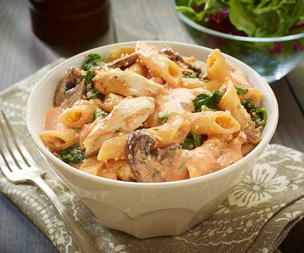 Photo of - Plumes au poulet en sauce rosée avec épinards et champignons