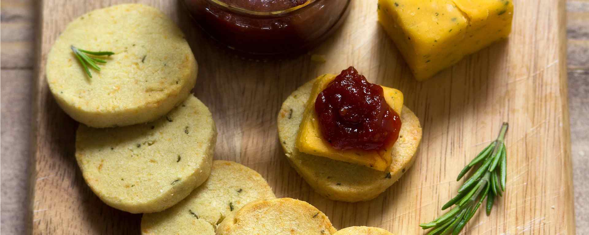 Photo for - Bouchées de sablé au romarin et au fromage suisse