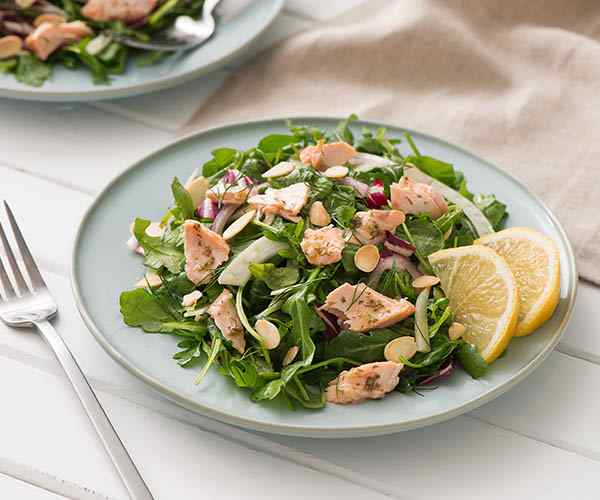 Photo of - Salade chaude au saumon avec vinaigrette au citron, à l’aneth et aux agrumes