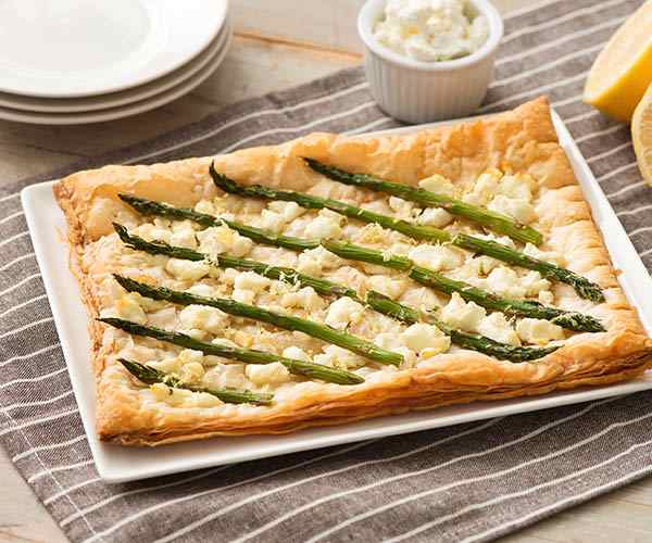 Photo of - Tartelette feuilletée au fromage de chèvre et aux asperges