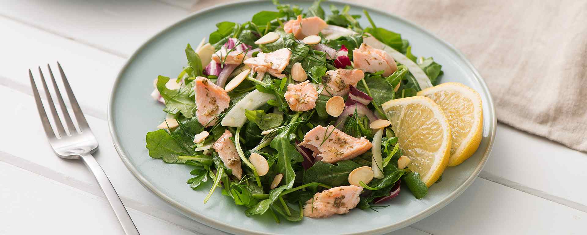 Photo of - Salade chaude au saumon avec vinaigrette au citron, à l’aneth et aux agrumes