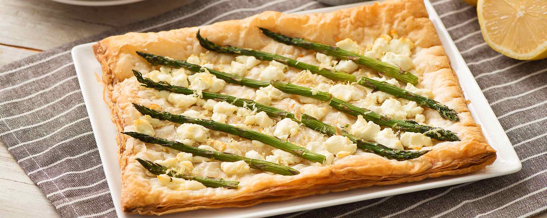 Photo for - Tartelette feuilletée au fromage de chèvre et aux asperges