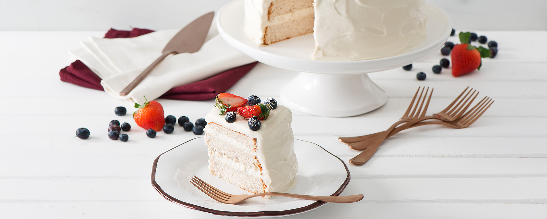 Gâteau des anges aux épices avec glaçage à la crème sure