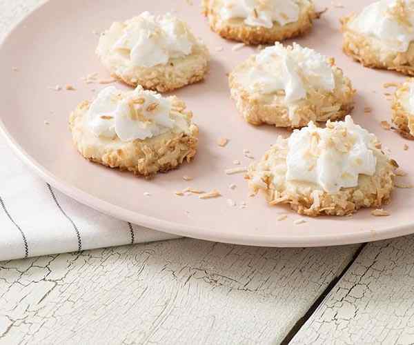 Photo of - Biscuits nuages à la noix de coco