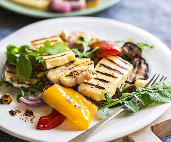 Photo of - Salade de fromage halloumi et de légumes grillés