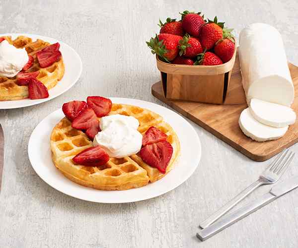 Photo of - Gaufres au babeurre avec fraises rôties au balsamique et crème fouettée au fromage de chèvre