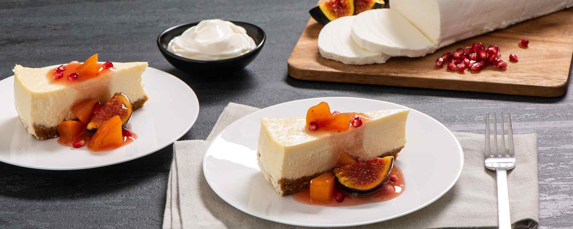 Photo for - Gâteau au fromage de chèvre avec croûte de pistache et fruits pochés