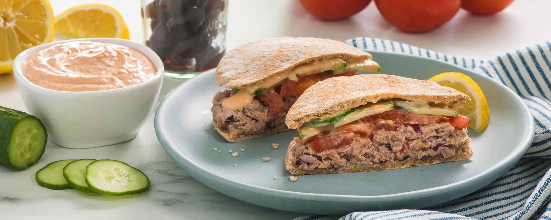 Photo of - Sandwich pita au thon à la méditerranéenne