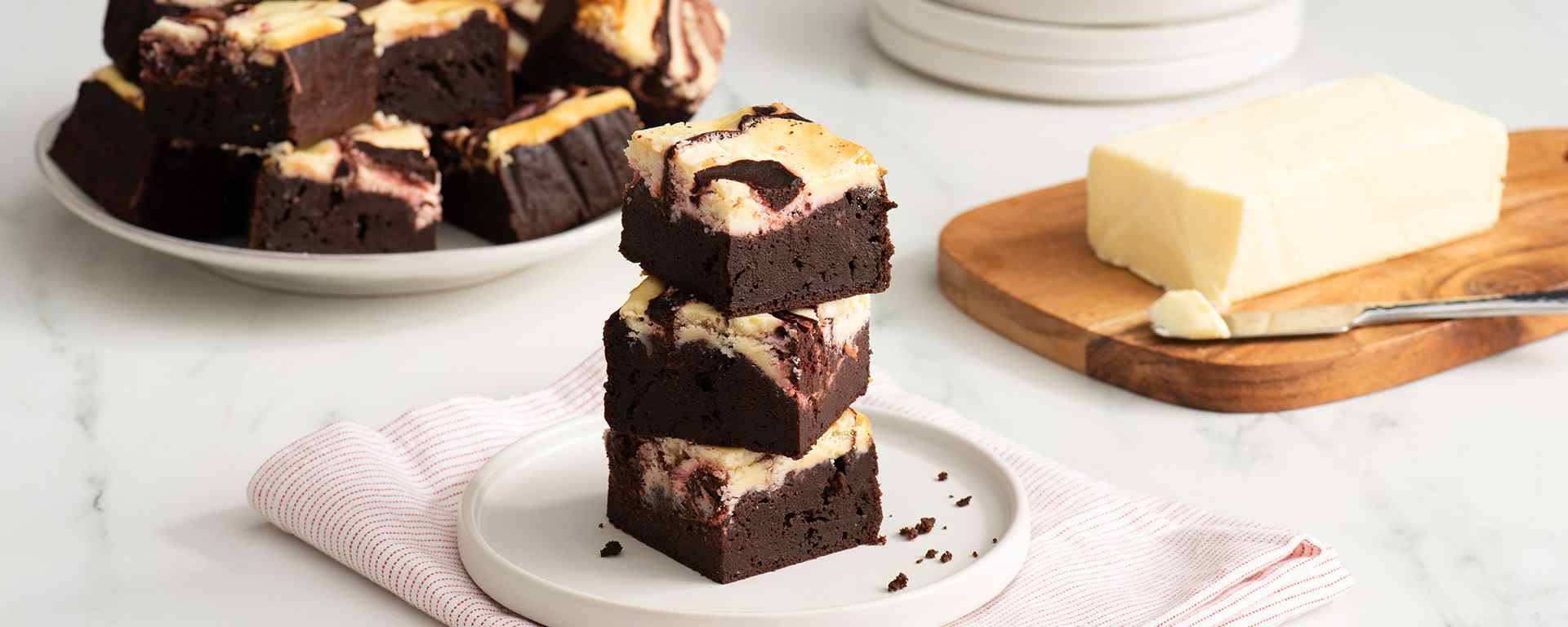 Photo for - Brownies « rouge velours » à la bière avec tourbillon de fromage de chèvre