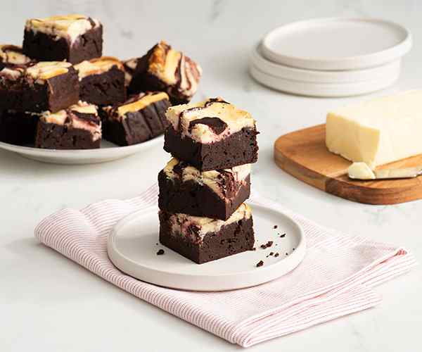 Photo of - Brownies « rouge velours » à la bière avec tourbillon de fromage de chèvre