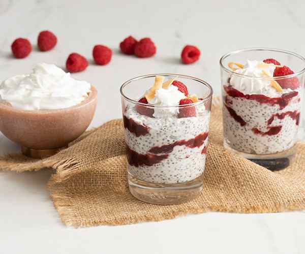 Photo of - Pudding de chia à la noix de coco et tourbillon aux framboises