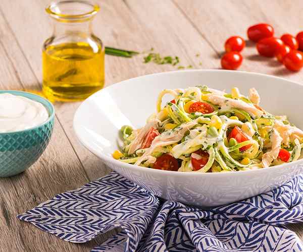 Photo of - Salade crémeuse de spaghetti de courgettes au poulet