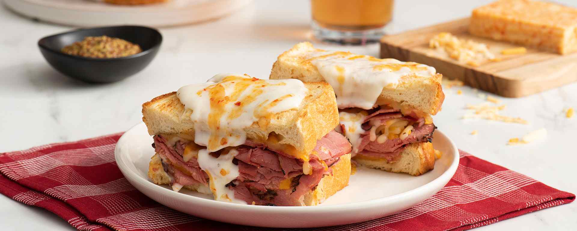 Photo for - Croque-monsieur à la viande fumée avec une sauce crémeuse au fromage épicé