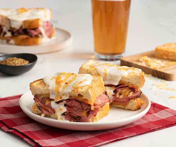 Photo of - Croque-monsieur à la viande fumée avec une sauce crémeuse au fromage épicé