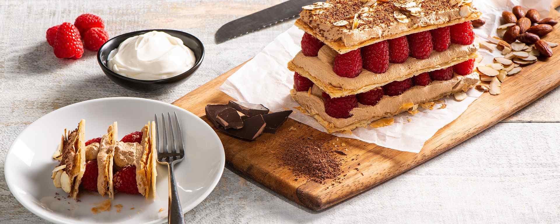 Photo for - Mille-feuille à la crème sure, au chocolat et à la framboise