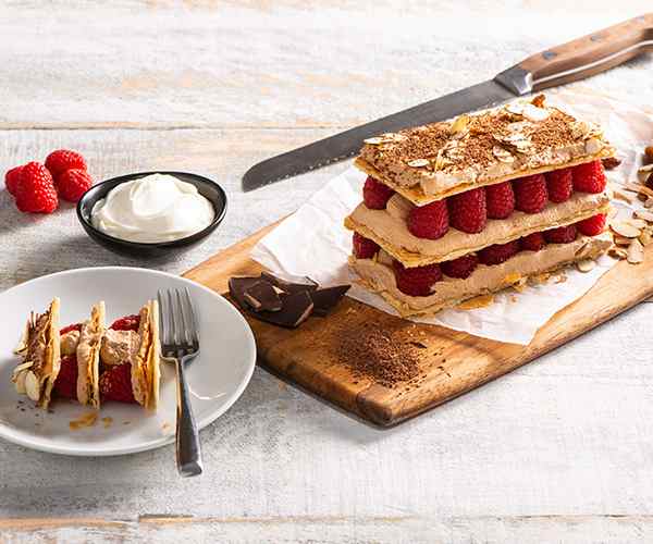 Photo of - Mille-feuille à la crème sure, au chocolat et à la framboise