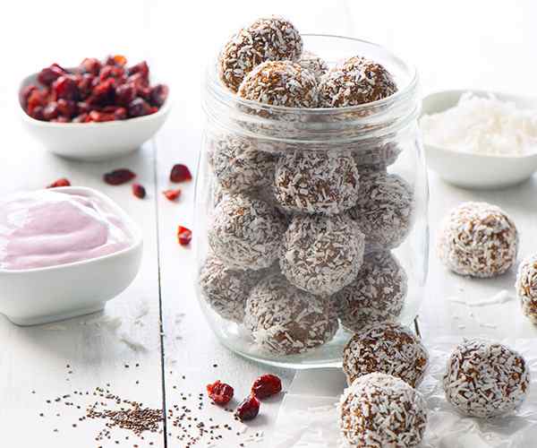 Photo of - Boules d’énergie protéinées noix de coco et petits fruits