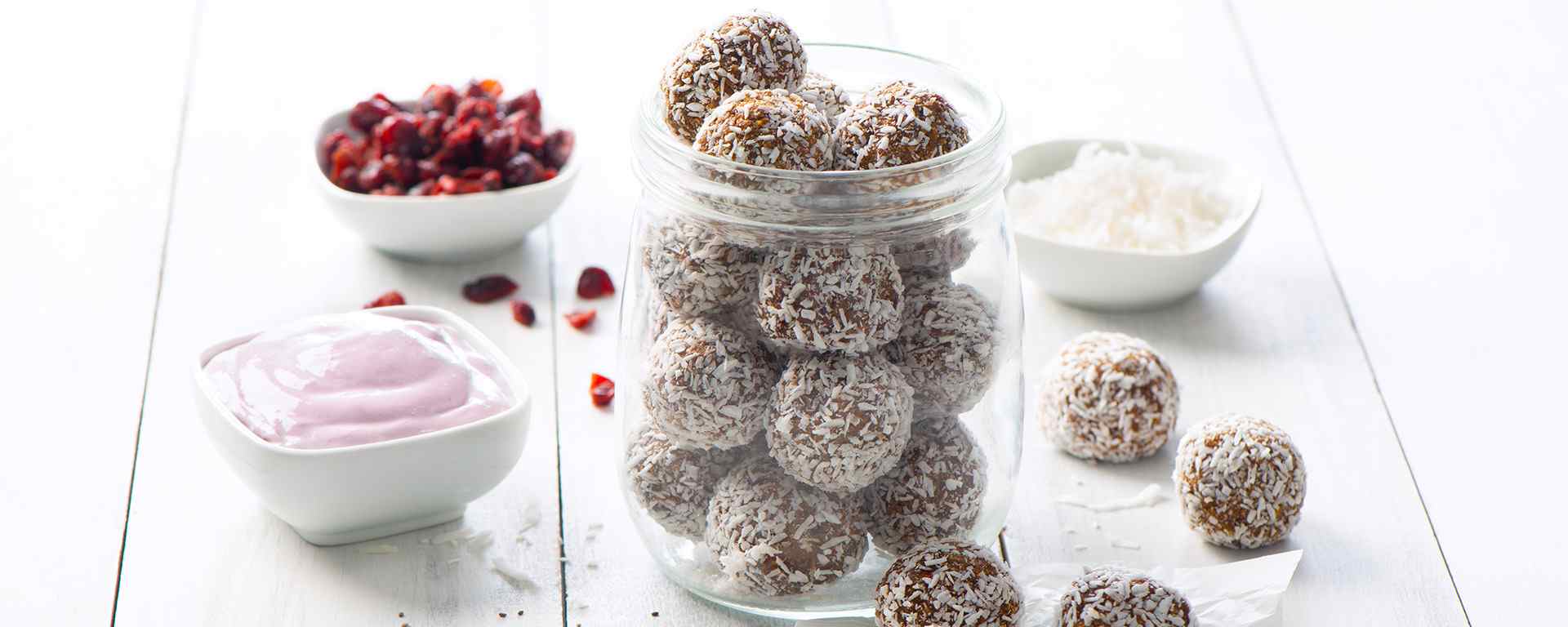 Photo for - Boules d’énergie protéinées noix de coco et petits fruits