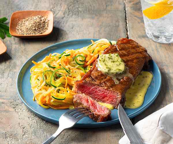 Photo of - Bifteck de contre-filet grillé avec sauce béarnaise à l'ail et au persil