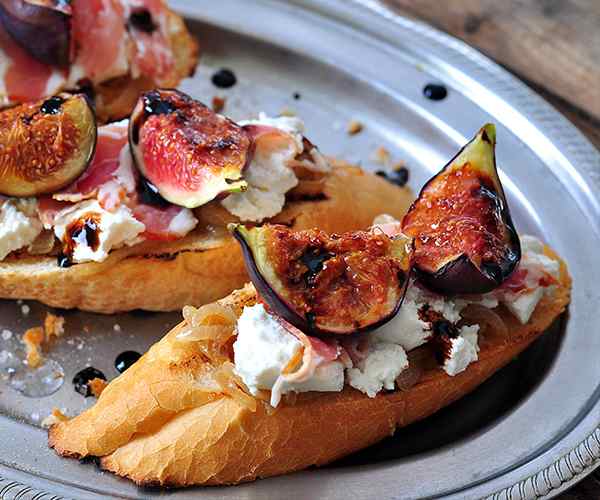 Photo of - Brioche au fromage de chèvre émietté, aux graines de citrouille pralinées et aux figues fraîches