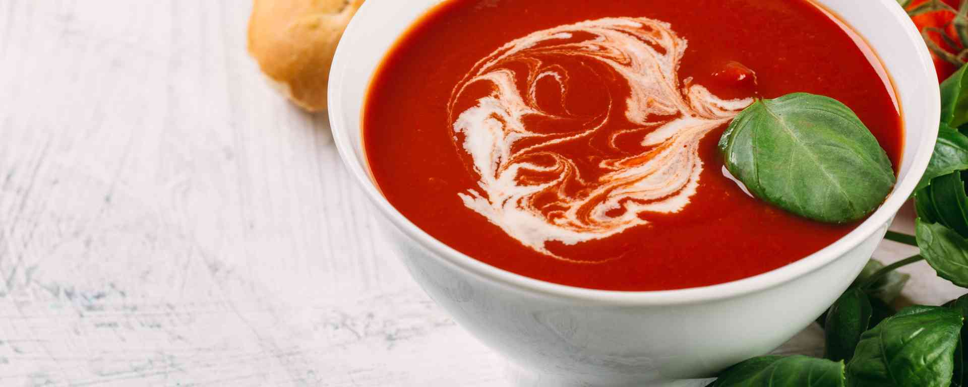 Photo of - Velouté de tomates au basilic