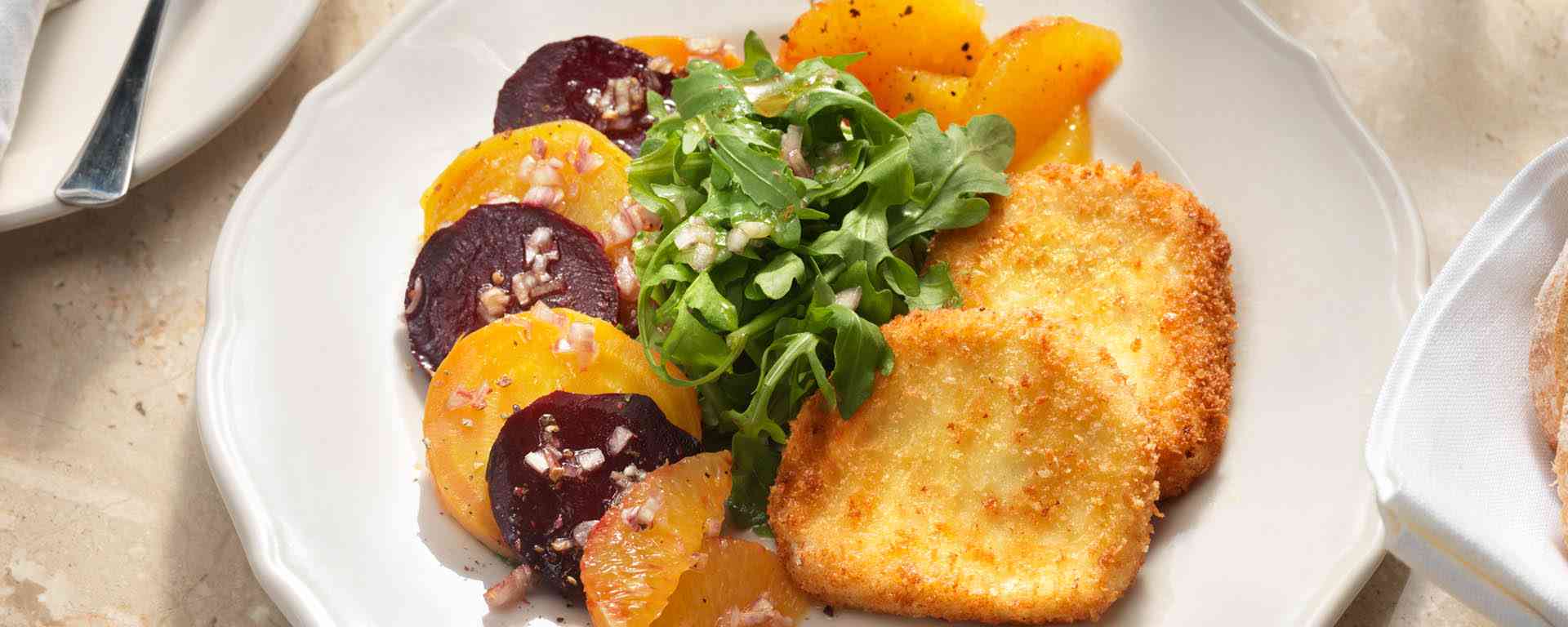 Photo for - Salade fraîche de betteraves, agrumes et fromage de chèvre en croûte