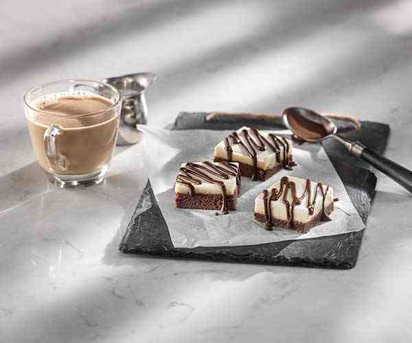 Photo of - Carrés brownie, café et gâteau au fromage